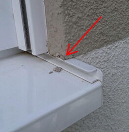 Putz löst sich an den Flanken der Fensterbank