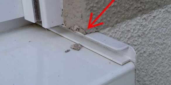 Putz löst sich an den Flanken der Fensterbank