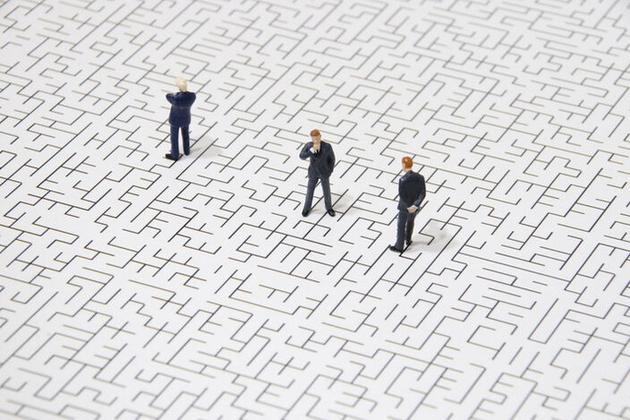 Miniaturfiguren im Streit, Vermittler dazwischen